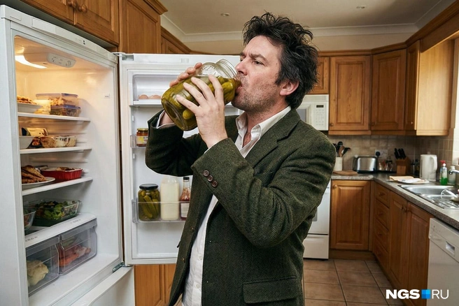 Лучше не употреблять алкоголь натощак: принимайте пищу до и после алкоголя. Но лучше, если это будет не жирная пища, а белковая, и овощи, зелень | Источник: Юрий Орлов / Городские медиа