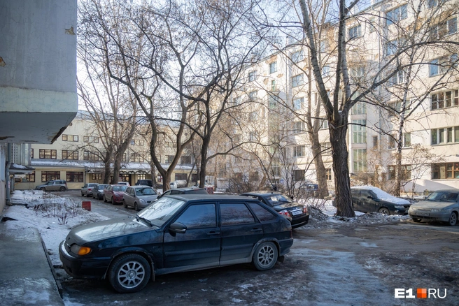 Во дворах старых домов мест для парковки очень мало | Источник: Владислав Лоншаков / E1.RU