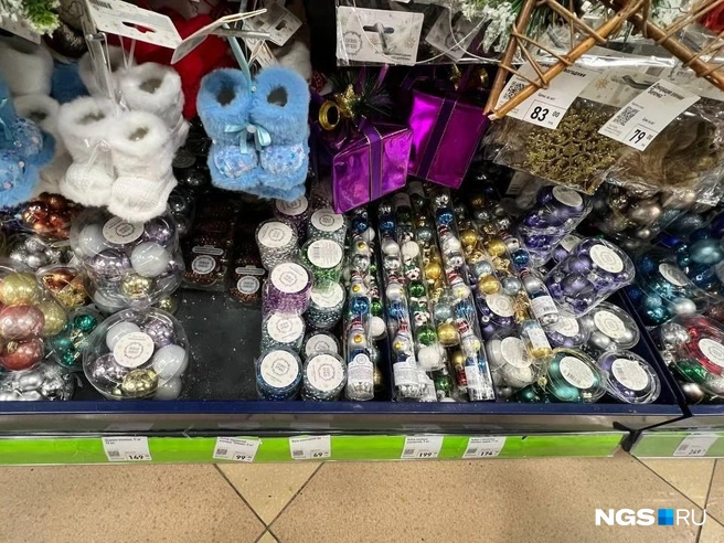В магазине сети традиционно много игрушек и праздничных сувениров | Источник: Настасья Медведева / NGS.RU