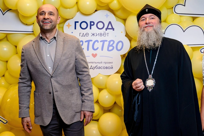 Гости праздника — полпред президента Артем Жога, омбудсмен Татьяна Мерзлякова и митрополит Евгений | Источник: Максим Комаров