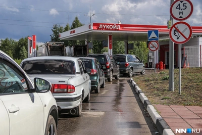 На АЗС Нижнего возвращаются волонтеры и полиция