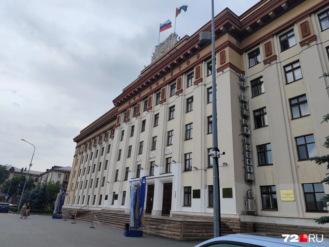 Входную группу думы огородили лентами | Источник: Иван Левченко