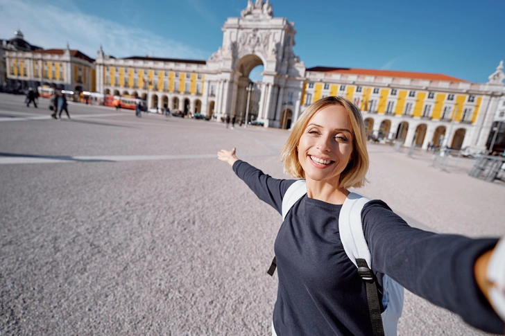 Счастливая девушка на площади в Лиссабоне, архивное фото | Источник: kudla/Shutterstock/Fotodom.ru