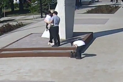 Дети на глазах родителей сломали скульптуры сусликов в Волжском