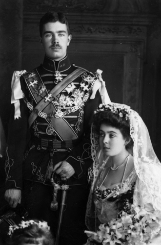 Принцесса Маргарита Коннаутская и шведский принц Густав Даже представители шведской монархии венчались в часовне Св. Георгия. 15 июня 1905 года здесь сочетался браком принц Густав Адольф, внук короля Швеции, и английская принцесса Маргарита Коннаутская, чьи родители, как можно догадаться, также поженились в Виндзоре. Через два года после свадьбы супруги официально станут кронпарой Швеции, но восхождения на престол своего мужа Маргарита не дождется. Женщина неожиданно умрет в 1920 году, оставив шведской Короне пятерых наследников.