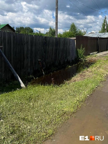 Подтопленный забор может рухнуть от сырости
