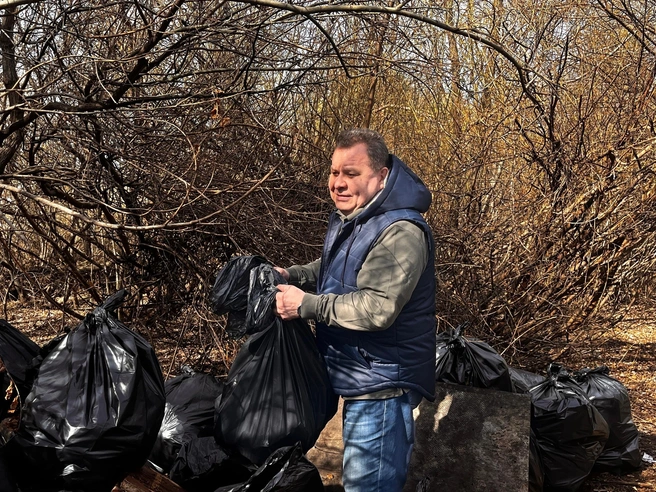 В субботнике на территории городского бора участвовали молодые активисты, специалисты региональных министерств и даже сам министр экологии | Источник: Мария Потокина 