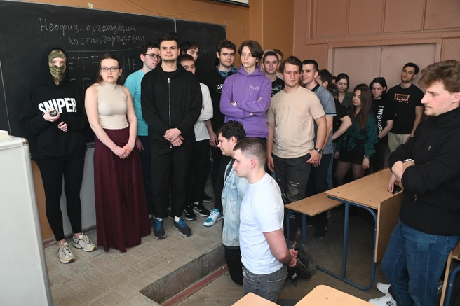 Заложников поставили на колени | Источник: Mtuci.ru