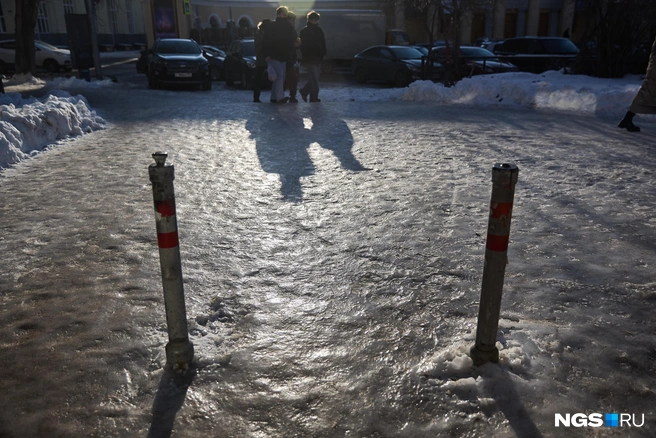 Стоит внимательно смотреть под ноги и не спешить | Источник: Александр Ощепков / NGS.RU