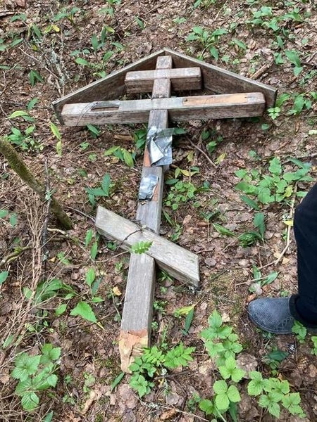 Под Выборгом вандал снес деревянные кресты, установленные в память о погибших в Зимней войне | Источник: «Из Kuuterselka в Лебяжье»