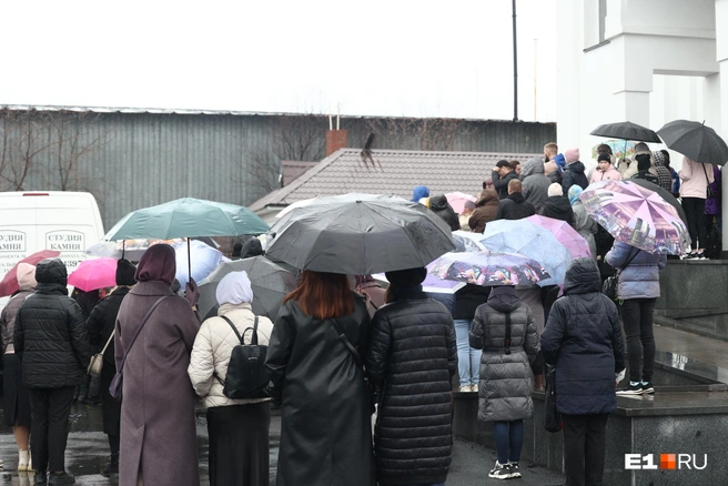 У храма собралась толпа желающих проводить девочек в последний путь | Источник: Владислав Лоншаков / E1.RU