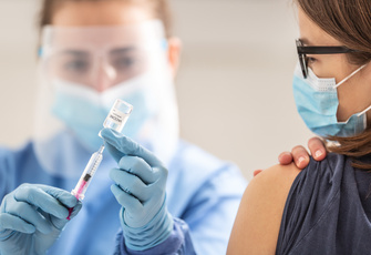 Как аллергики переносят прививку от коронавируса — реальные отзывы и мнения врачей