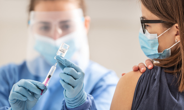 На Камчатке 18-летняя девушка умерла после прививки от коронавируса: Минздрав проводит проверку