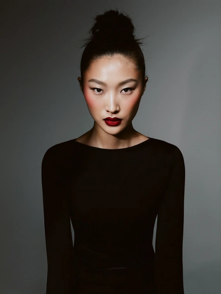 макияж губ, контур губ, контур губ карандашом, макияж губ карандашом, сделать контур губ, четкий контур губ | Источник: theDay/higgsfield 