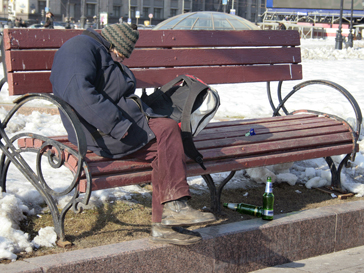 Бездомный мужчина на улице Москвы