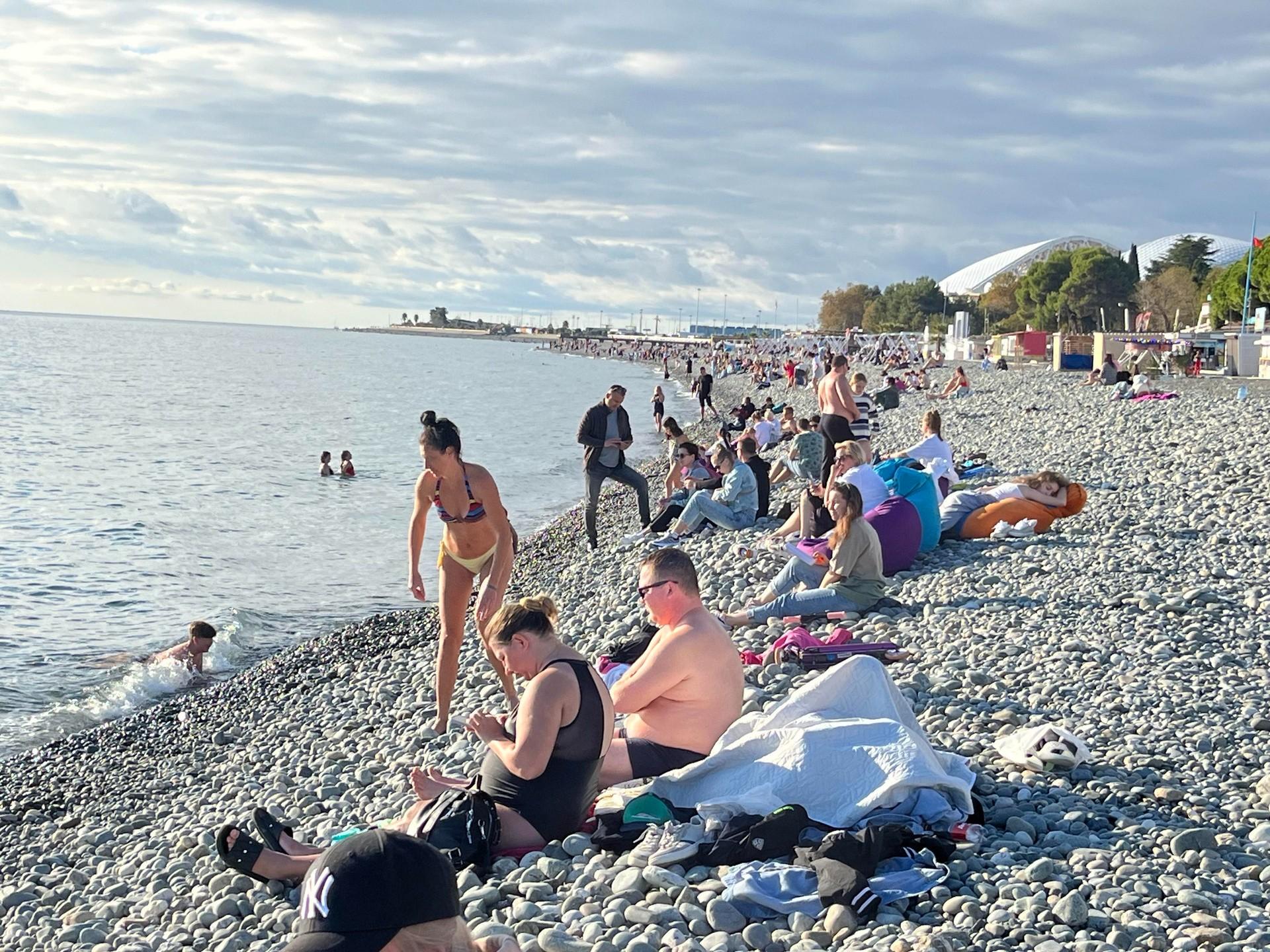 «Море — парное молоко, а вы зажрались!» Покажем конец октября в Сириусе в нескольких фотографиях 