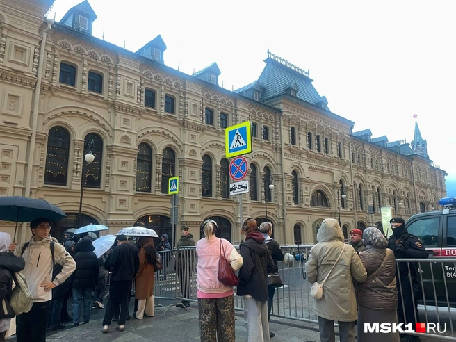 Прохожие фотографируются у заборов в центре Москвы | Источник: Татьяна Зудакова / MSK1.RU