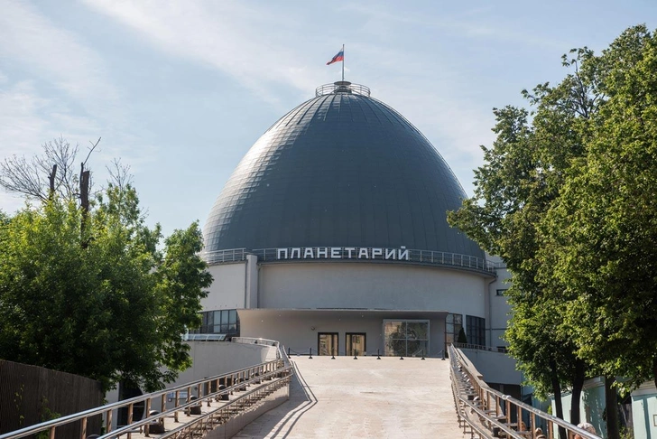 Московский планетарий — это старейший планетарий в России. Он был построен в 1927–1929 годах архитекторами-конструктивистами Михаилом Баршем, Михаилом Синявским и инженером Георгием Зунблатом | Источник: Alizada Studios / Alamy via Legion Media