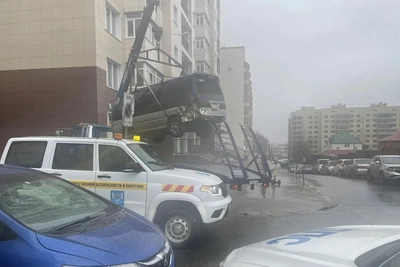 Эвакуатор увез авто, припаркованное на тротуаре в ЖК «Аралия»