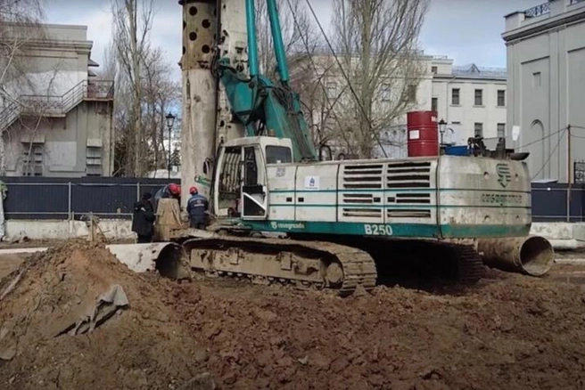 Сейчас на участке, где в будущем появится новая станция метро, вовсю работает строительная техника | Источник: Евгений Щекин / youtube.com