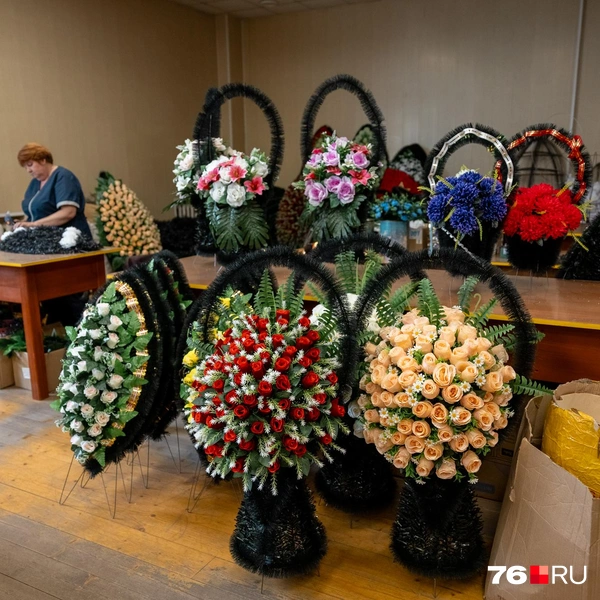 Местные мастерицы изготавливают венки | Источник: Александр Куренной / 76.RU