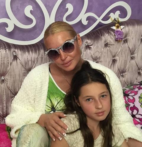 Анастасия Волочкова примерила на себя очки дочери