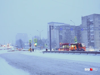 Автомобилисты тоже машинально едут привычным путём, и лишь упираясь в закрытый проезд ищут пути объезда | Источник: Кирилл Хафизов / 59.RU