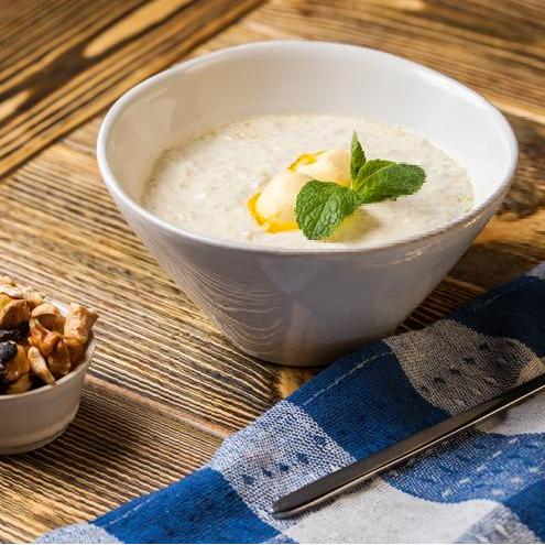 Молочная каша с сухофруктами и орешкамиТрадиционной рецепт молочной каши с сухофруктами — идеальный завтрак для взрослых и детей, который можно приготовить менее чем за 10 минут.Полный рецепт молочной каши с сухофруктами и орешками читайте по ссылке.