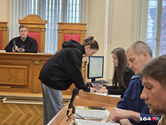 Подруга погибшей подписывает документы у секретаря суда | Источник: Семен Коротов-Майбах / 164.RU