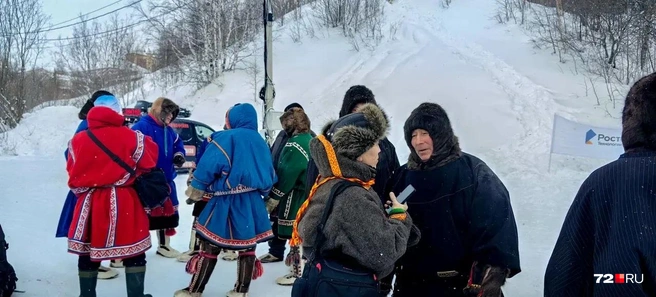 Мужчины основательно готовились к празднику. Вернее, их жены. Это ведь они сшили им такие яркие сорочки | Источник: Юлия Мальцева / 72.RU