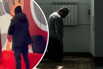 Мужчина совершил намаз в московском ТЦ на диване