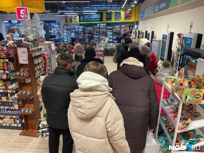 На кассах самообслуживания тоже собралась очередь  | Источник: Алена Золотухина / NGS.RU