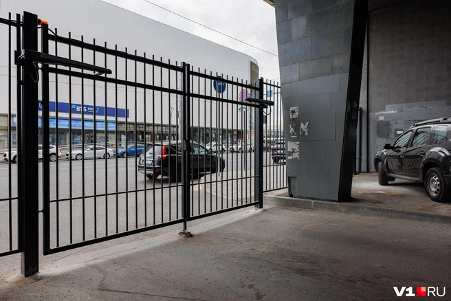 На закрытой территории машины можно парковать и на тротуаре | Источник: Алексей Волхонский / V1.RU