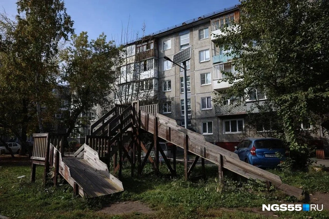 Никаких красок: серая горка на фоне серой панельки | Источник: Евгений Софийчук / NGS55.RU