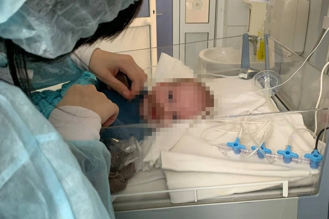 На фотографии, которую выложила бабушка (мама родившей девушки), младенец выглядит упитанным и даже кажется весёлым | Источник: Луиза Сандрухина / Vk.com