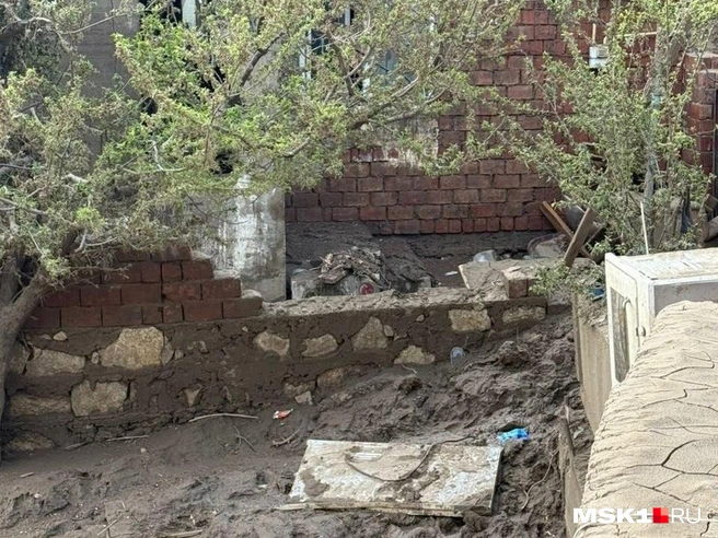 Передвигаться по городу приходится в резиновых сапогах из-за обилия воды и грязи | Источник: Иветта Авраамова / MSK1.RU