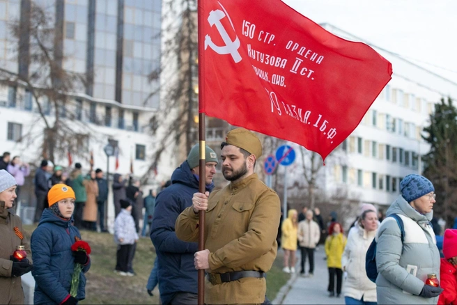 Последнюю лампаду «9 мая 1945 года» зажег солдат, несущий Знамя Победы | Источник: Вери Гуд Групп