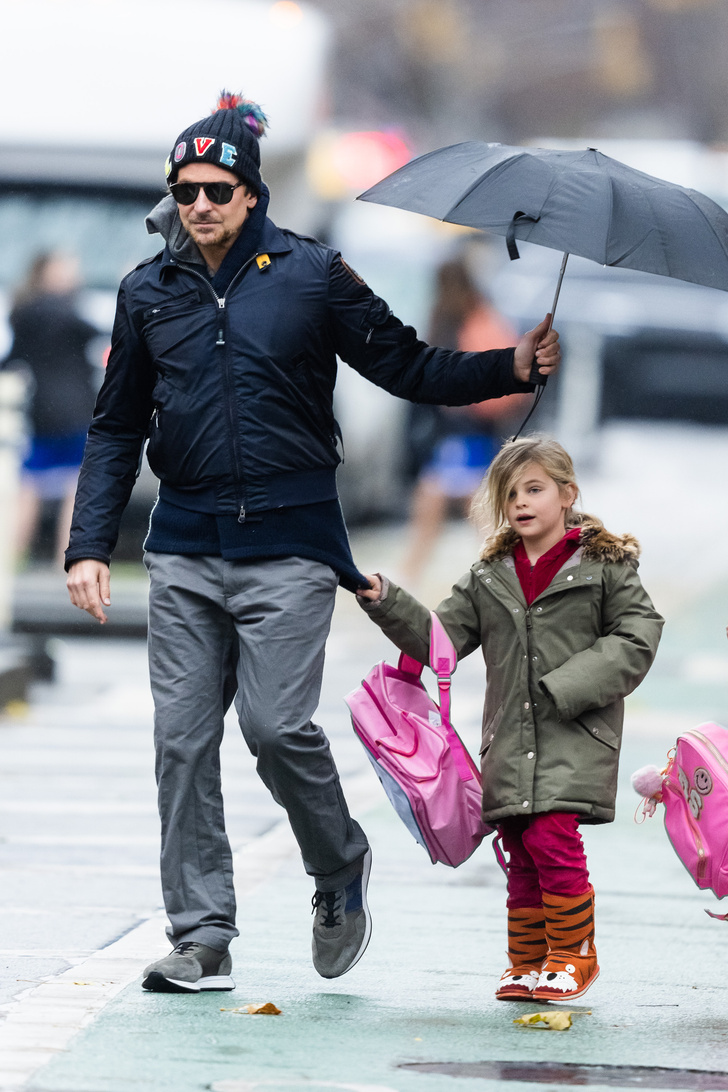 Брэдли Купер на прогулке с дочерью Леей