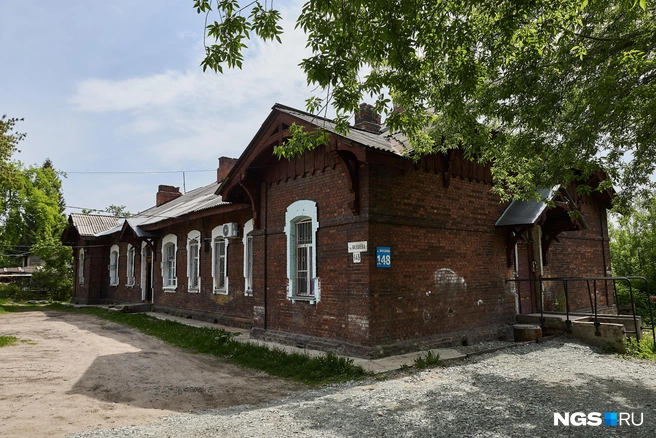 За историческим зданием на улице Якушева, 148 собственники квартир присматривают сами по мере сил, но признаются, что жить здесь сложно | Источник: Александр Ощепков / NGS.RU