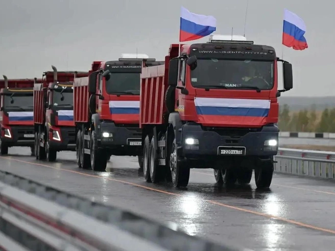 Первой по новому мосту проехалась колонна самосвалов | Источник: Денис Паслер / MAX