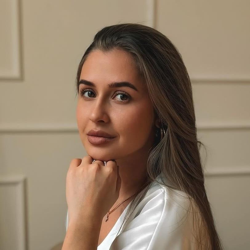 «Мужу очень тяжело, а дочь в больнице с пневмонией»: близкие умершей во время родов Анны Маловой ищут справедливости