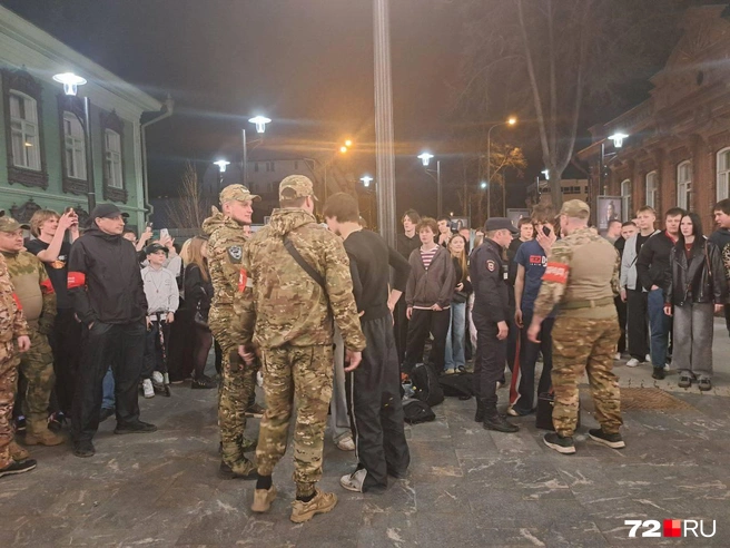 Люди с повязками&nbsp;— дружинники. В форме они ходят, чтобы было легче идентифицировать друг друга | Источник: читатель 72.RU