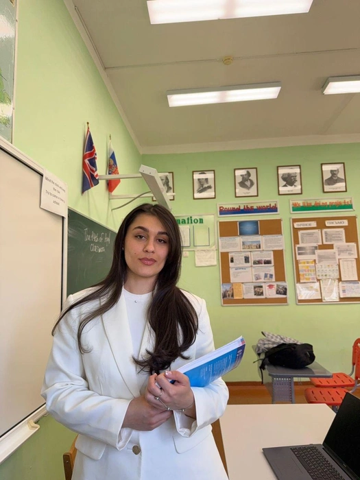 Нарине Манукян преподает историю и английский язык | Источник: Нарине Манукян