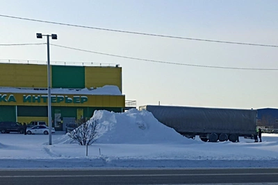 В Бердске у гипермаркета силовики проверяли подозрительный прицеп