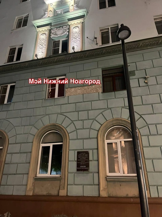 На тротуар рухнул целый пласт штукатурки | Источник: Мой Нижний Новгород / t.me