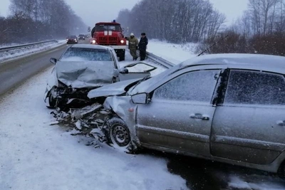 Две аварии в Воронежской области: машину вскрывали спасатели