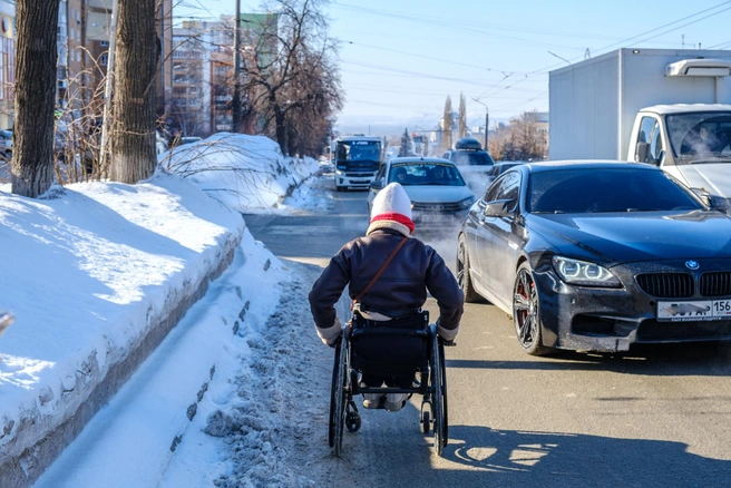 Фото с нашей прогулки по Уфе, когда Ильмира пыталась самостоятельно пересечь улицу Менделеева | Источник: Булат Салихов / UFA1.RU