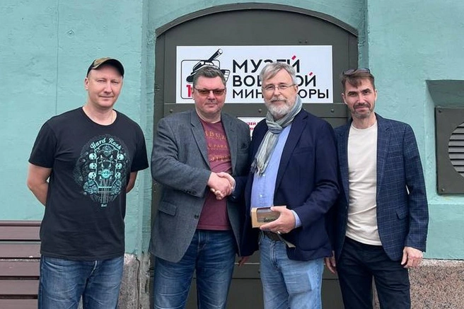 На память о визите князю (на снимке он с шарфом на шее) подарили миниатюрный танк | Источник: Предоставлено Александром Антоновым