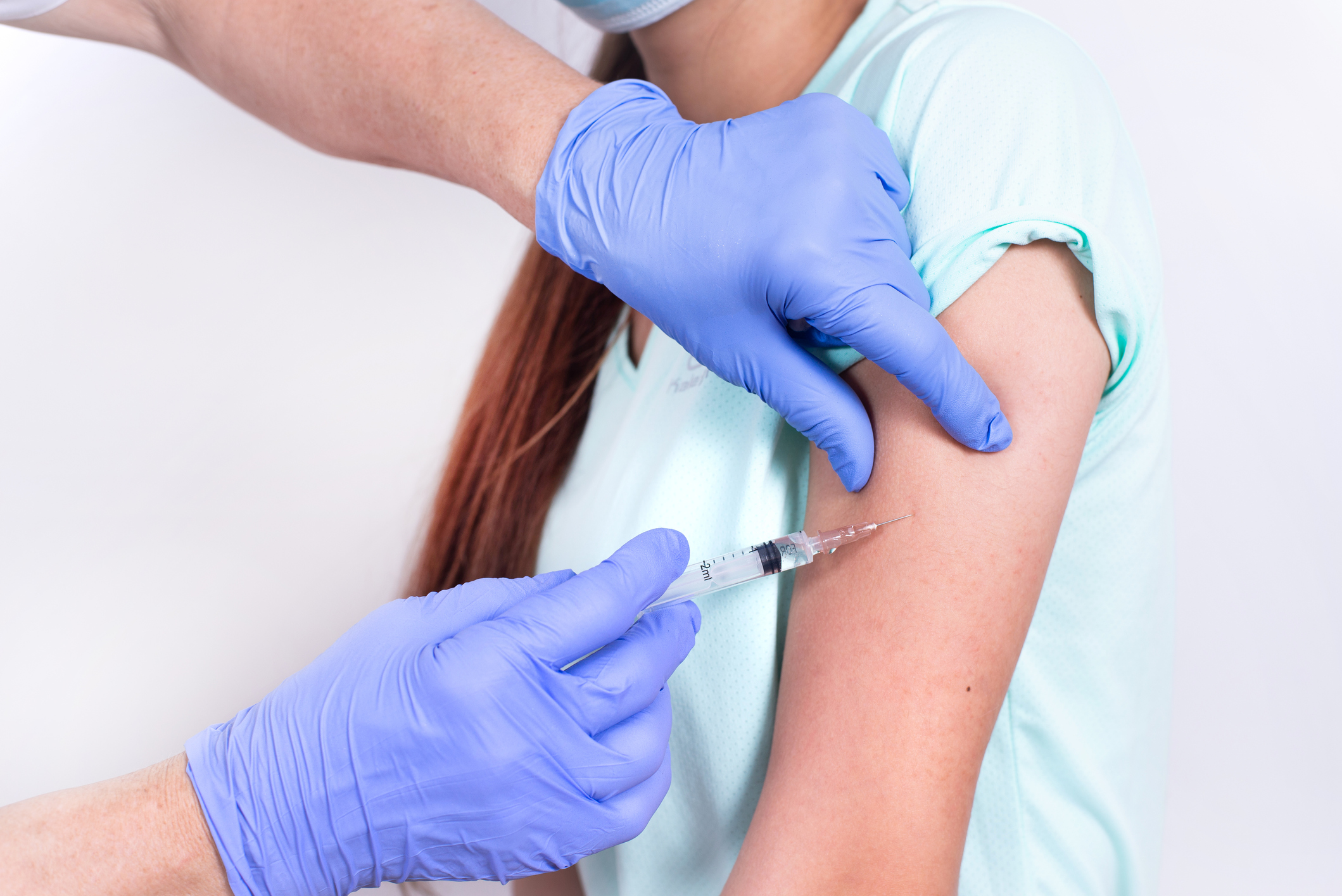 Прививка в плечо это больно. Для чего делают прививку в плечо. Рубец на трети плеча вакцина от.
