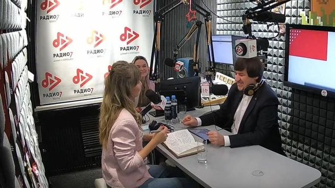 Максим Афанасьев мило общался в эфире и рассказал про празднование юбилейного года Тюмени | Источник: Vk.com/radio72